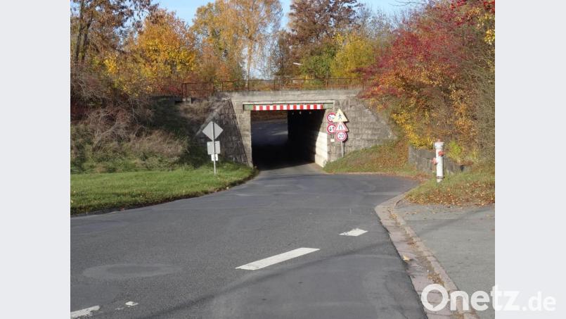 Das Bild zeigt die Straßenunterführung und Eisenbahnbrücke an der Ganghofer- zur Danziger- und Manfred-Strößenreuther-Straße. Bild: ak