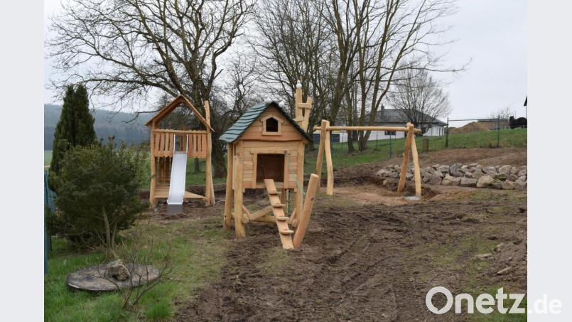 Der Kinderspielplatz in Söllitz nimmt Gestalt an. Ende Juli soll er fertig sein. Bild: bnr