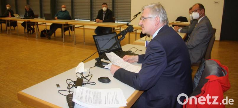 Bis auf Weiteres werden die Stadtwerke Erbendorf von Bürgermeister Johannes Reger (vorne) in seiner Funktion als Werkleiter vertreten. Darauf einigte sich der Stadtrat mehrheitlich in seiner vergangenen Sitzung. Bild: wro