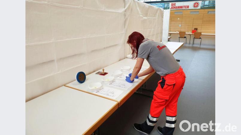 Konzentration ist bei der Auswertung der Tests in der Corona-Abstrichstelle in Schwarzenfeld gefragt Bild: Andreas Kramer/exb