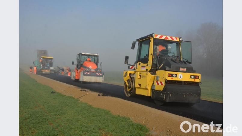 Die Asphaltierung der Straße bei Pechtnersreuth begann am Mittwochmorgen bei starkem Nebel. Bild: jr
