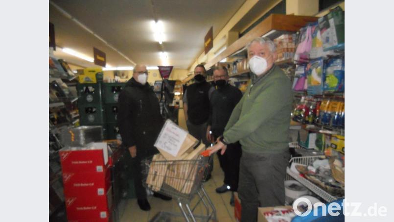 Die Bausätze für Nistkästen zum Selbstkostenpreis gingen im örtlichen Lebensmittelmarkt weg wie die sprichwörtlichwarmen Semmeln. Von links: Schatzmeister Josef Bauer, Christoph und Günther Regn sowie OWV-Vorsitzender Helmut Erndt. Bild: exb