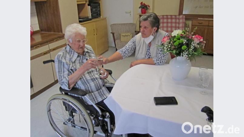 Ihren 100. Geburtstag feiert Johanna Köcher (links) im engsten Kreise der Familie. Ihre Tochter Gertrud Gelcke (rechts) war die einzige, die mit der Jubilarin anstoßen durfte. Die anderen Gratulanten konnten sich nur mit großem Abstand im Freien mit der 100-Jährigen unterhalten. Bild: ow