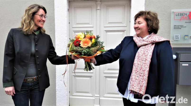 Mit einem Blumenstrauß und einem herzlichen Lächeln begrüßte Quartiersmanagerin Cornelia Stahl (rechts) offiziell ihre neue Mitarbeiterin Janka Hannemann-Mathes. Die 38-jährige Krankenschwester unterstützt seit 1. März Cornelia Stahl im LebenPlus-Büro in der Koloman-Maurer-Straße bei der Bewältigung der vielen Aufgaben, die &quot;LebenPlus&quot; für hilfsbedürftige Bürger der Stadt Tirschenreuth übernommen hat. Bild: ubb