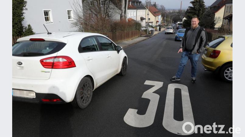 Claus Piechatzek aus der Dr.-Robert-Strell-Straße hat ein Problem: Im Stadtteil Luitpoldhöhe halten sich viele Autofahrer nicht an Tempo 30. Bild: Wolfgang Steinbacher