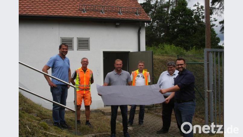 Zum offiziellen Baustellenstart am Hochbehälter trafen sich im Juli vergangenen Jahres Bürgermeister Matthias Grundler, Zweiter Bürgermeister Hubert Schedl, Thorsten Meiler, Johannes Schaumberger, Richard Bitterer und Andreas Schön (von rechts). Heuer werden weitere Wasserleitungen erneuert. Archivbild: wro