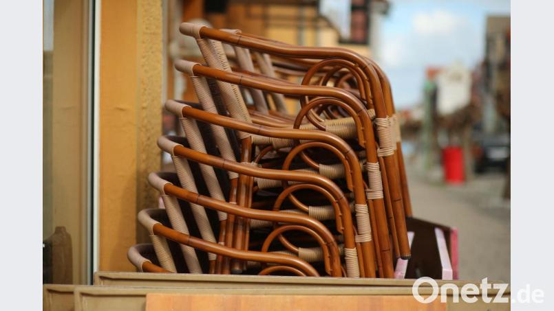 Stühle stehen gestapelt in einer Einkaufszone. Symbolbild: Matthias Bein