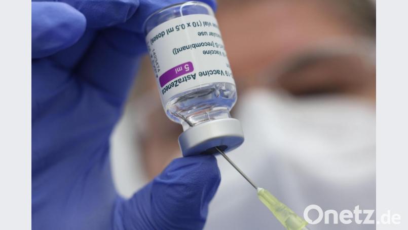 Eine Spritze mit dem Corona-Impfstoff von Astrazeneca wird aufgezogen. In Amberg und Amberg-Sulzbach wird das vom 14. bis 18. April bei einer Sonderimpfaktion 5390 Mal geschehen. Bild: Matthias Bein/dpa