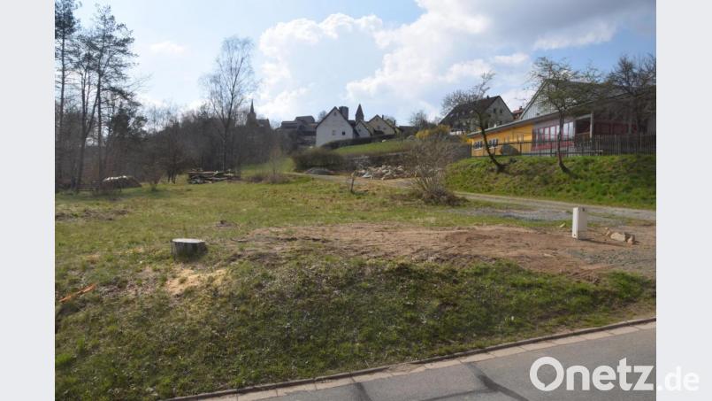 Rechts die Mehrzweckhalle, an der das neue Gemeindezentrum entsteht. Links unter dem Sandweg, die Erschließungsstraße wird, beginnen die sieben Bauplätze. Bild: fz