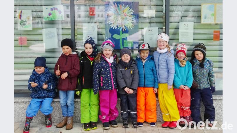 Die Vorschulkinder haben sich vor ihrem Kunstwerk, einer Blume aus Handabdrücken, an der Stadthalle zum Erinnerungsfoto aufgestellt. Da die Buben und Mädchen in der Notbetreuung auch zusammen spielen und somit keinen Abstand halten können, dürfen sie auch für das Foto zusammenrücken, wie der Kindergarten Regenbogen auf Nachfrage mitteilt. Bild: njn