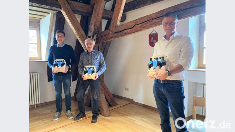 Am 23. April 1271 wurde Hirschau erstmals urkundlich erwähnt - 245 Jahre später, am 23. April 1516, das Bayerische Reinheitsgebot erlassen. Auf gemeinsame Einladung der Stadt und der Schloss-Brauerei werden an diesem Freitag zwei Jahrestage gefeiert. Mit dem Jubiläums-Märzen stoßen an (von rechts): Bürgermeister Hermann Falk, Brauerei-Chef Franz Dorfner und Junior-Chef Sebastian Dorfner. Bild: u