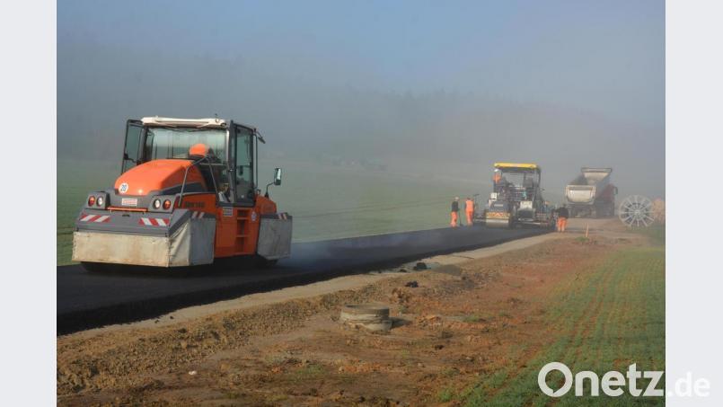 Die Asphaltierungsarbeiten auf der Straße bei Pechtnersreuth begannen am Mittwochmorgen bei starkem Nebel. Bild: jr