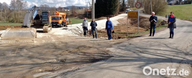 Ab dem kommenden Montag wird die Gemeindeverbindungsstraße Weihermühle–Lochau komplett gesperrt. Für die Verkehrsteilnehmer wurde eine Baustellenumfahrung (links im Bild in Richtung Lochau) angelegt. Über das insgesamt anspruchsvolle Tiefbauprojekt gab es am Dienstagnachmittag umfassende Informationen von Bauleiter und Diplomingenieur Christoph Reger vom Ingenieurbüro Wolf + Zwick (von links), vom Bauleiter der Firma VSTR AG, Nico Tiede, von Polier Matthias Drescher sowie Bürgermeister Peter König und der stellvertretenden Bauamtsleiterin der VG Neusorg, Katrin Bayer. Bild: br