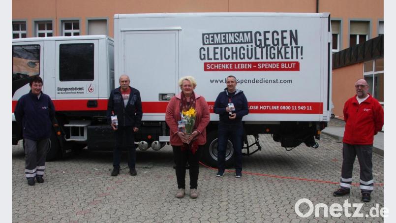 Die Leiterin für soziale Aufgaben beim BRK, Conny Klarner (links), und der stellvertretende Bereitschaftsleiter des Wiesauer BRK, Richard Meierl (rechts), dankten Manfred Dietz, Silke Wolfrum und Dieter Böhringer (von links). Bild: wro
