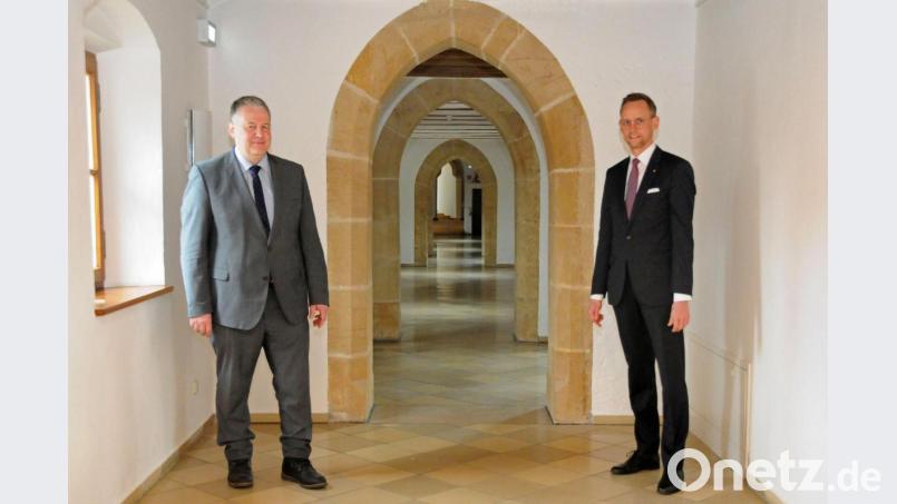 Zur Vertragsunterzeichnung kam der neue Sparkassenvorstand Thomas Pickel (rechts) ins Landratsamt zu Landrat Richard Reisinger, der aktuell der Vorsitzende des Sparkassen-Verwaltungsrats ist. Bild: Christine Hollederer