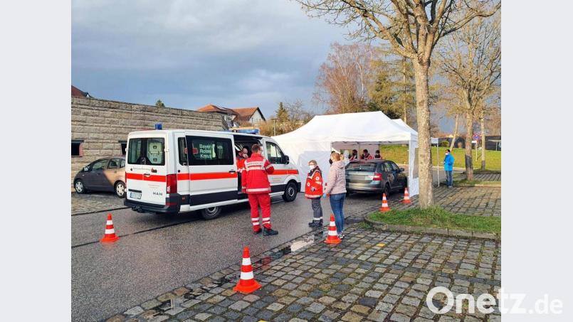 Die BRK-Bereitschaft Neustadt/WN beim Testlauf einer Teststation an der Stadthalle. Am Freitag, 23 April, geht sie in Betrieb. Bild: Sebastian Windschügl