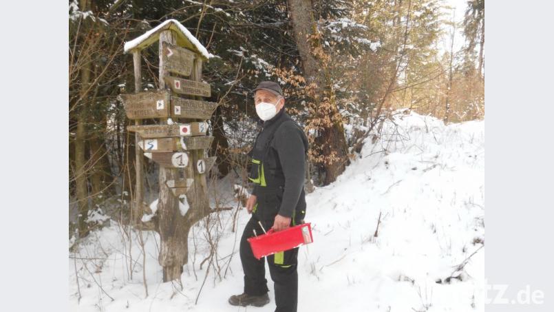 Obwohl es die letzten Apriltage noch immer wieder Mal in Flossenbürg geschneit hat, ist Franz Kehrbeck vom OWV schon frühzeitig unterwegs und hilft bei den Markierungen der Wanderwege. Bild: exb