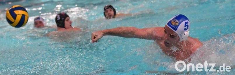 Feuer frei: Beim 15:7-Erfolg über Bayer 05 Uerdingen im März 2020 waren die Weidener Wasserballer. Nach über einem Jahr Pause dürfen sie am Wochenende dafür gleich drei Mal ran. Archivbild: A. Schwarzmeier