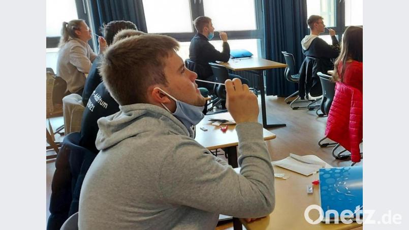 Vor dem Unterricht heißt es Stäbchen in die Nase. Abiturienten des Englischkurses am Ortenburg-Gymnasium testen sich auf das Coronavirus. Bild: lg