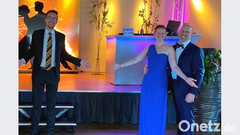 Johannes Lohrer vom Tourismusbüro bittet gemeinsamen mit Anna und Stefan Teuerl zum Tanz, allerdings virtuell. Bild: Dominik Vogel/exb