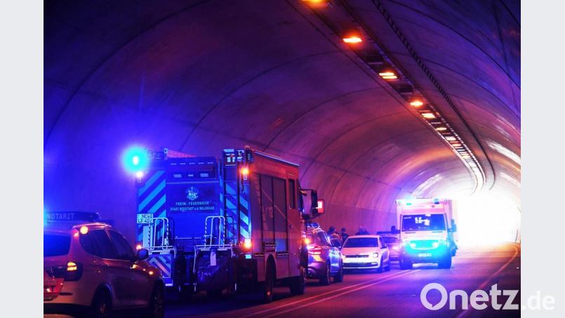 Nach einem Unfall kommt es im Mühlbergtunnel zu Verkehrsbehinderungen. Bild: Gabi Schönberger