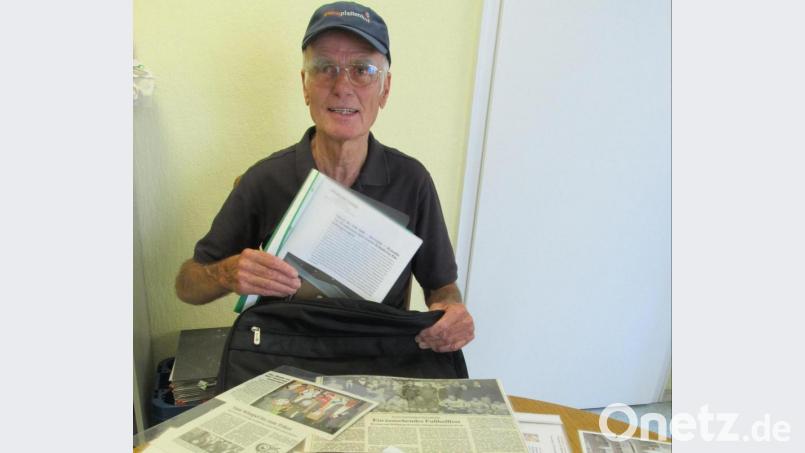 Am 16. April ist Gerd Thill 80 Jahre alt geworden. Unser Bild stammt aus dem Jahr 2018: Damals besucht der Fußball-Fan unsere Redaktion und schwelgte in Erinnerungen. Archivbild: Bugl