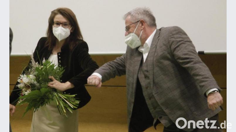 Mit dem &quot;Corona-Gruß&quot; gratuliert Oberbürgermeister Andreas Feller seiner Stellvertreterin Martina Englhardt-Kopf zur einstimmigen Nominierung. Bild: Hirsch