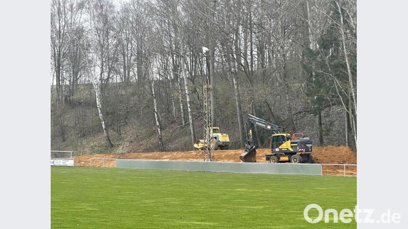 Die Arbeiten an den Sitzplätzen am Sportgelände laufen. Bild: Aßmann/TSV Waldershof/exb