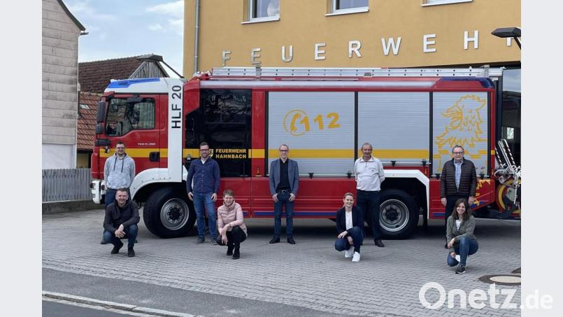 Der neue Vorstand der Feuerwehr Hahnbach mit (vorn, von links) Vertrauensmann Werner Berger, Vorsitzender Marion Bäumler, den Vertrauensleuten Christine Masek und Verena Gebert sowie (hinten, von links) Schriftführer Alexander Klier, Zweitem Vorsitzenden Marius Wawersig, Kassier Dominik Preuß, Vertrauensmann Richard Schuster und Altbürgermeister Hans Kummert. Bild: ibj