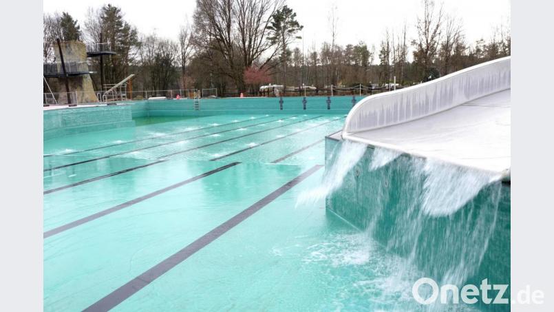 Aus 32 Bodendüsen sprudelt in den kommenden drei Wochen das Wasser in die Becken des Naturerlebnisbades. 2200 Kubikmeter sind es. Wasser von der Rutsche fließt nur gelegentlich. Bild: bkr
