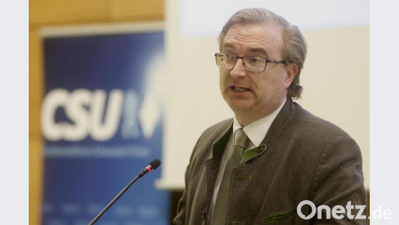 &quot;Wir wissen, was sich gehört und was sich nicht gehört&quot;. CSU-Kreisvorsitzender Alexander Flierl wirbt bei der Bevölkerung um Vertrauen. Bild: Hirsch