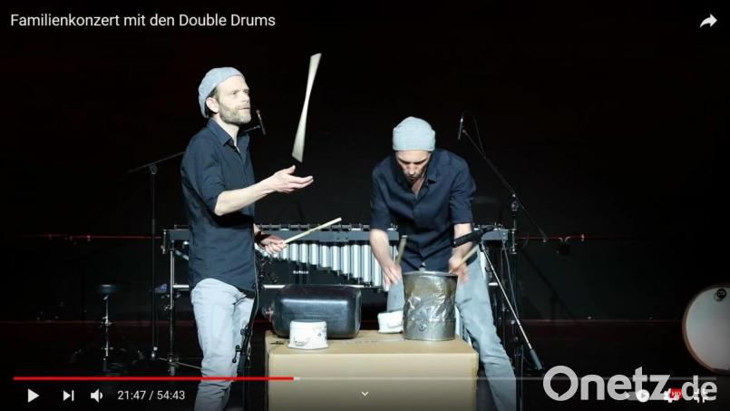 Kleine und große Showeinlagen mit Überraschungseffekt: Die Double Drums trommelten im Stadttheater, was das Zeug hielt - oder hergab. Screenshot: Dagmar Williamson
