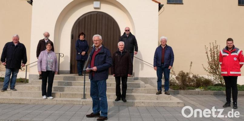 Unter der Regie von Hans Lobinger (vorne Mitte) wurde für soziale Zwecke gehämmert, gebohrt und gesägt. Das Ergebnis: 5000 Euro können aus dem Erlös des Bastelwarenverkaufs der Schwarzenfelder Kolpingsgruppe gespendet werden. Bild: mab
