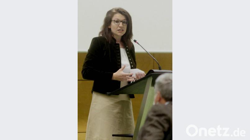 Martina Englhardt-Kopf bittet die Delegierten um Unterstützung bei der Bundeswahlkreiskonferenz am 24. April. Bild: Hirsch