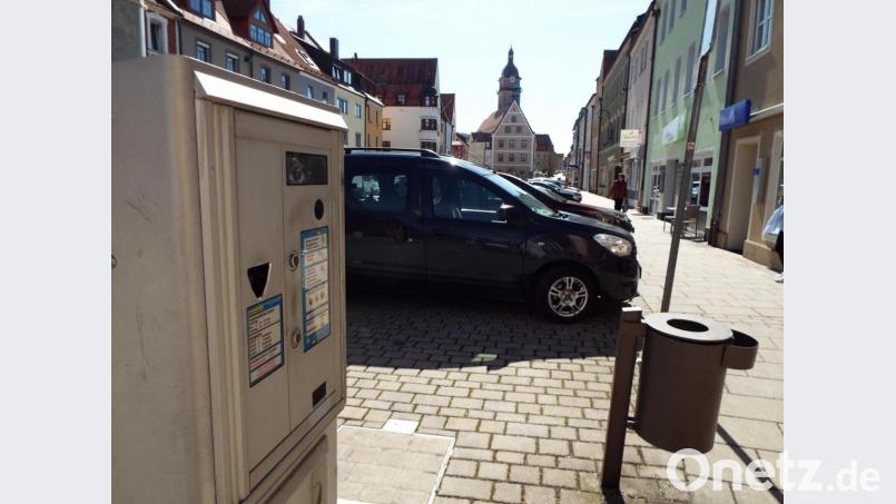 Die Parkautomaten in der Auerbacher Innenstadt werden mit der Entscheidung des Stadtrats nicht abgebaut. Das &quot;Handyparken&quot; sorgt lediglich für eine neue, bargeldlose Bezahlmöglichkeit. Bild: ll