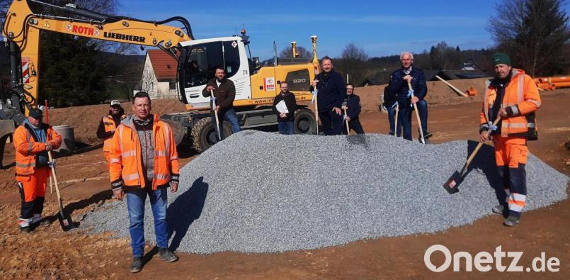 Nachdem die Arbeiten an der Erschließung des neuen Rings im Baugebiet" Brunnäcker" bereits begonnen haben, wurde nun zum offiziellen Spatenstich mit Vertretern der Gemeinde und der VG, der ausführenden Baufirma, Vertretern des Wasserzweckverbandes und des Planungsbüros geladen. Bild: ld