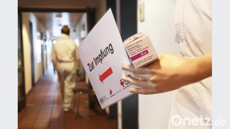 Den Astrazeneca-Impfstoff haben die Mitarbeiter im Impfzentrum in Weiden und in den Außenstellen in Vohenstrauß und Pressath nicht mehr in Händen. Bild: Gabi Schönberger