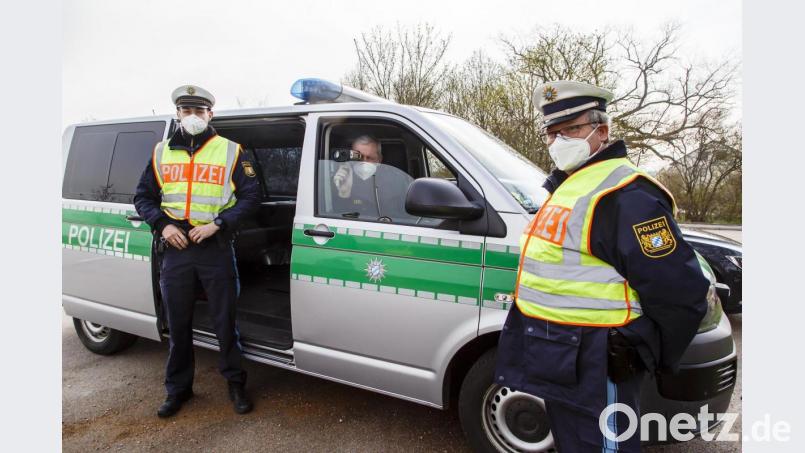 Die Polizeibeamten Siegfried Deml, Gerhard Richter (im Auto) und Dennis Meier (von rechts) kontrollieren im Zuge des Blitzmarathons an der Grünwaldkreuzung in Schwandorf. Bild: Hösamer
