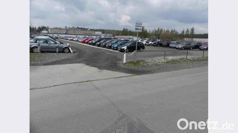 "Der Parkplatz ist wichtig für Novem", versicherten Bürgermeister Marcus Gradl und Stadtrat Klaus Lehl. Bild: rn