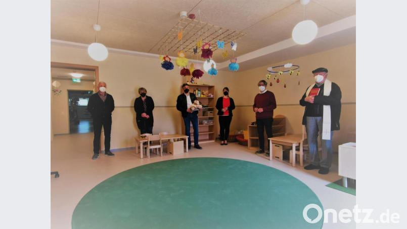 Nach dem Segensgebet im Freien lud Pfarrer Erwin Bauer (von rechts) Bürgermeister Reiner Gäbl, Kirchenpflegerin Nicola Hummer, Architekt Christian Schönberger, Kindergartenleiterin Ramona Zangl und Kirchenrat Karl Schmid zum Rundgang ein. Bild: gz