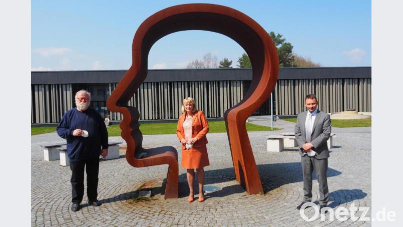 Oberbürgermeister Jens Meyer (rechts) will OTH bei der Schaffung neuer Unterkünfte für Studierende helfen. Mit dabei OTH-Präsidentin Andrea Klug und OTH-Kanzler Ludwig von Stern. Bild: Bühner