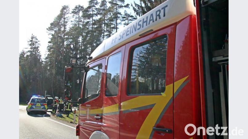 Die Feuerwehr und die Polizei sichern die Unfallstelle auf der B470 ab. Bild: jma