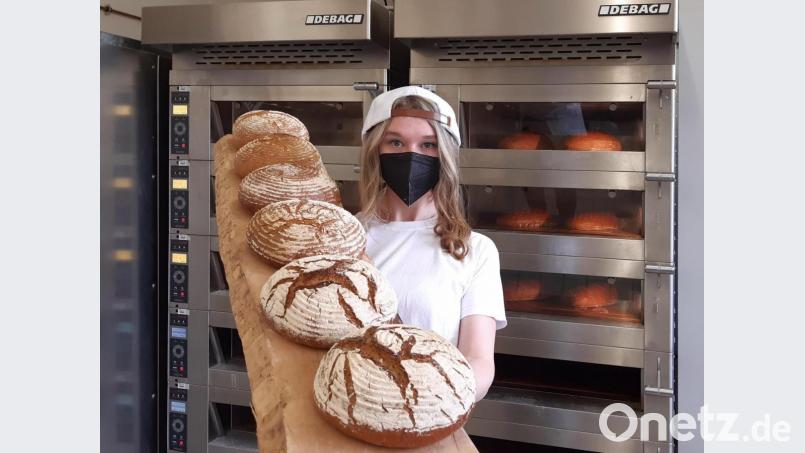 Natalie Zimmermann übt mit Leidenschaft und Liebe ihren Beruf als Bäckerin aus. Hier in der Backstube der Europaberufsschule in Weiden. Bild: R. Kreuzer