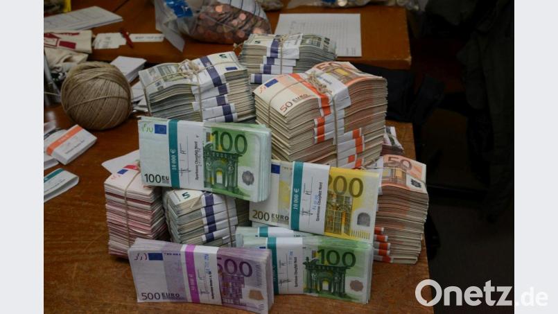 Würde der Kreishaushalt tatsächlich als Paket aus Scheinen geschnürt werden, hätte es dieses Jahr noch ein recht üppiges Ausmaß, Danach würde es aber wahrscheinlich eher zu einem Päckchen schrumpfen. Archivbild: Petra Hartl