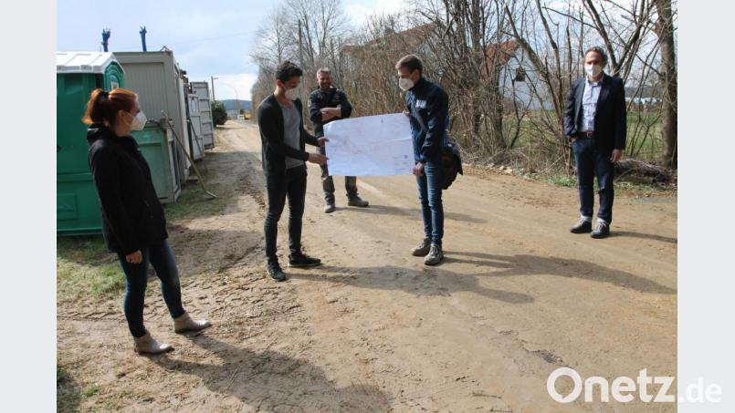 Bürgermeisterin Marina Hirnet (links) bespricht mit Vertretern der Zwick Ingenieure GmbH, darunter Chef Manuel Zwick (rechts), und der Wilhelm Bauer GmbH & Co. KG den Ablauf der Arbeiten. Bild: pi