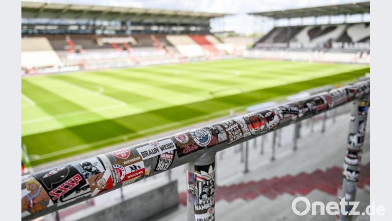 Stadion-Tristesse auf dem Hamburger Kiez. Für Fußballfans ist die Lockdown-Phase ohne Stadionbesuch eine schwere Zeit. Wie halten sich junge Oberpfälzer Anhänger über Wasser? Bild: Axel Heimken