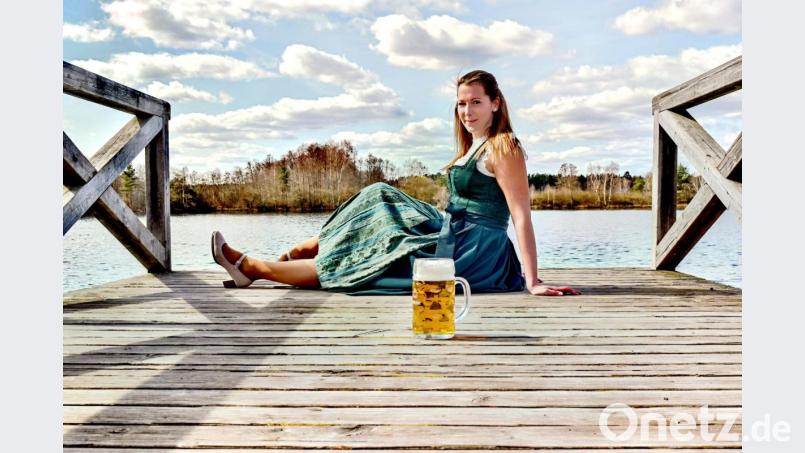 Idyllische Natur am Klausensee bei Schwandorf, dazu ein helles Bier: Sarah Jäger will nicht nur Bierkönigin werden, sie arbeitet auch bei einer regionalen Brauerei. Als Hobbyfußballerin schätzt sie die &quot;kühle Halbe nach dem Spiel&quot;. Bild: Jäger/exb