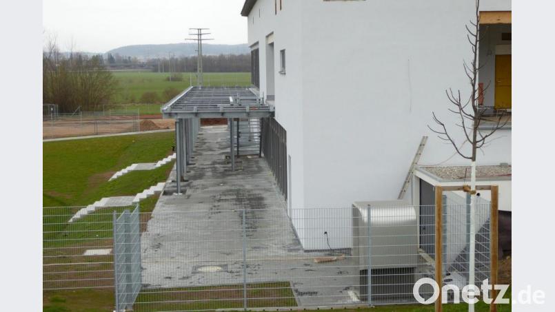 Die Gaststätte im Sportpark erhielt einen Metallbalkon, der auf der Südseite noch mit einem Sonnensegel versehen wird. Bild: fsb