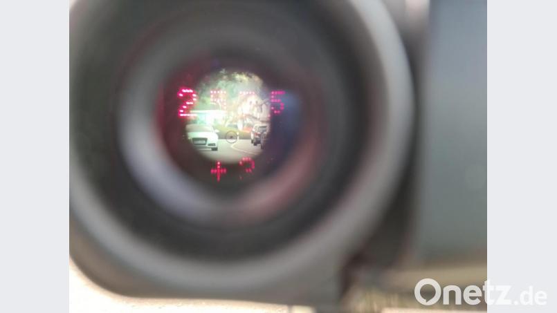 Ein Blick durch die Laserpistole - Das Gerät zeigt die Geschwindigkeit an und vergrößert die Ansicht. Bild: sne
