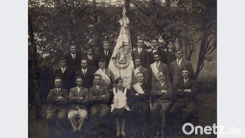Das Foto entstand 1932 im Garten der Gastwirtschaft &quot;Zur Krone&quot;. Vorne in der Mitte sitzt Katharina Härtl, die später als &quot;Schuller Kathi&quot; und Wirtin im Wirtshaus an der Alten Schulstraße bekannt wurde. Bild: Archiv Werner Robl